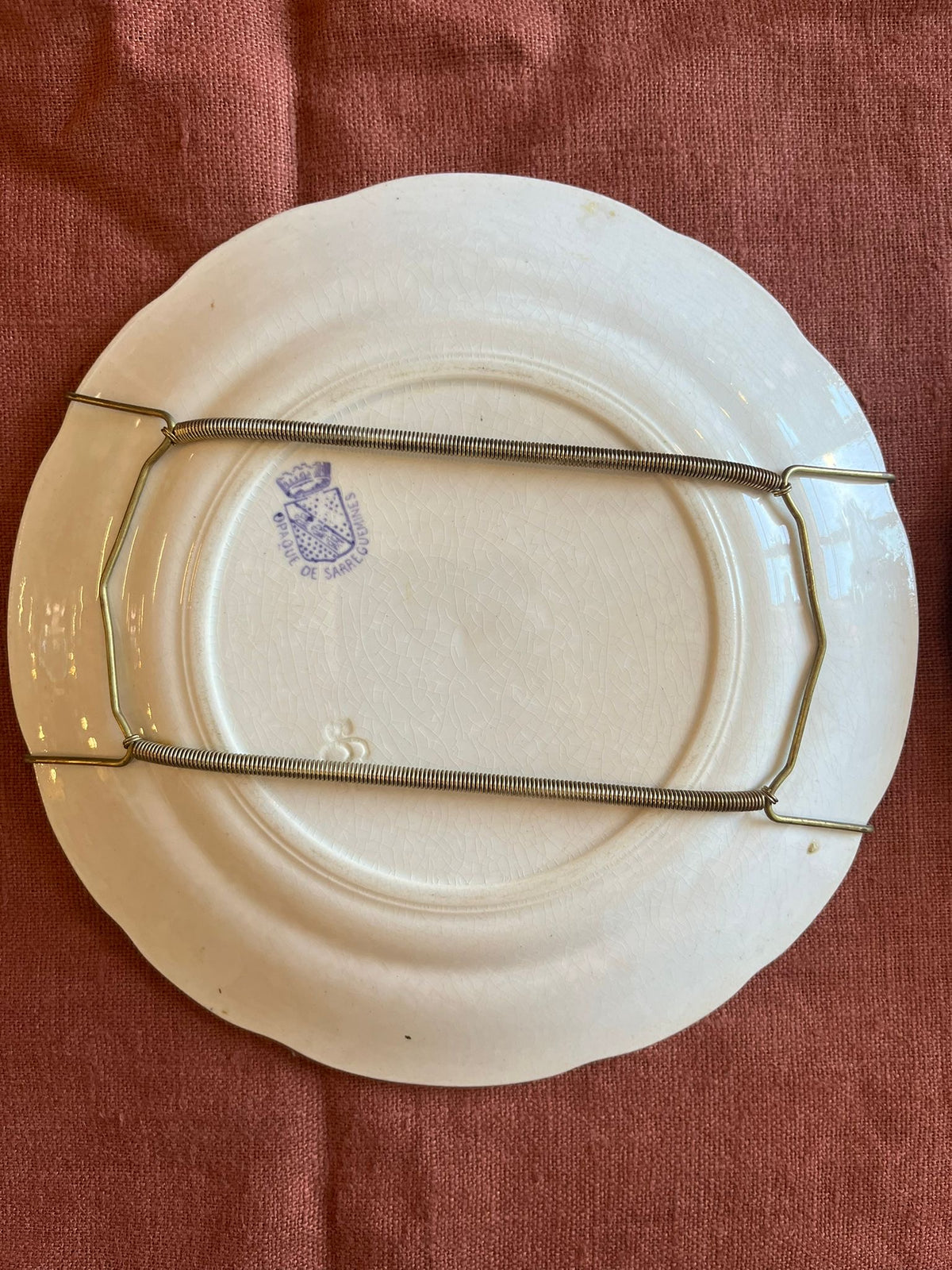 Paire d’assiettes anciennes terre de fer Opaque de Sarreguemines scènes d’enfants XIXe