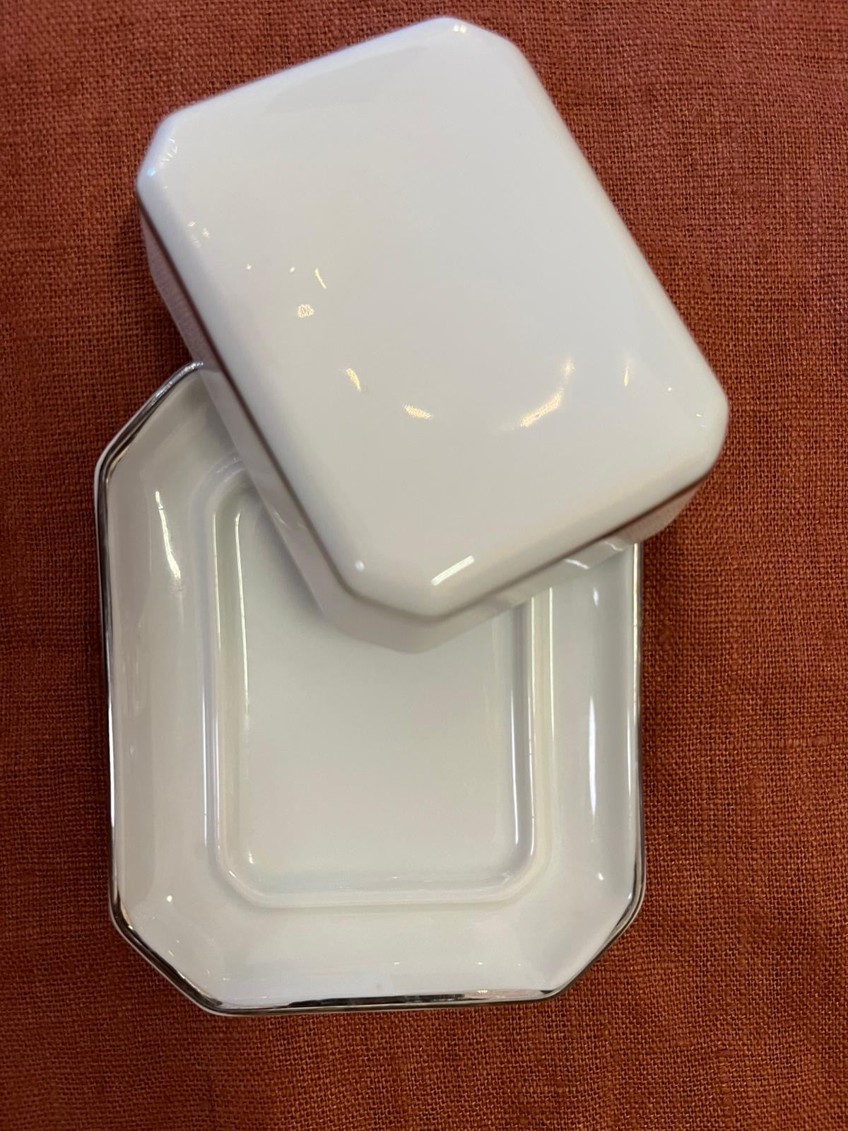 Terrine rectangulaire Apilco France porcelaine blanche couvercle plat