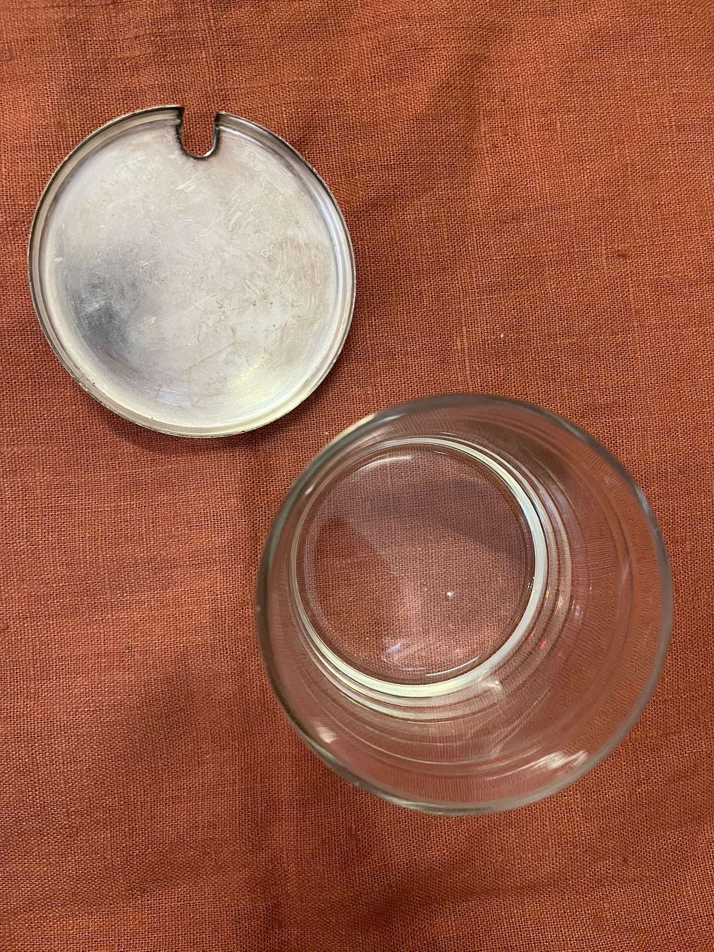 Pot Art Déco en verre avec couvercle métal chromé et bouton bakélite ambré vintage