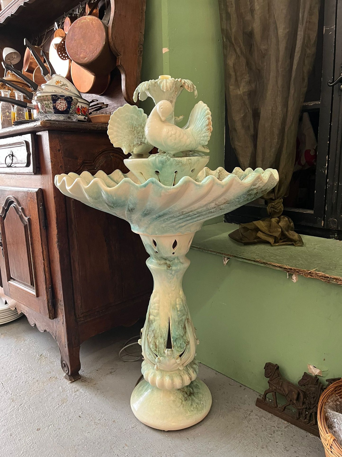 Fontaine décorative à colombes en céramique émaillée style coquillage
