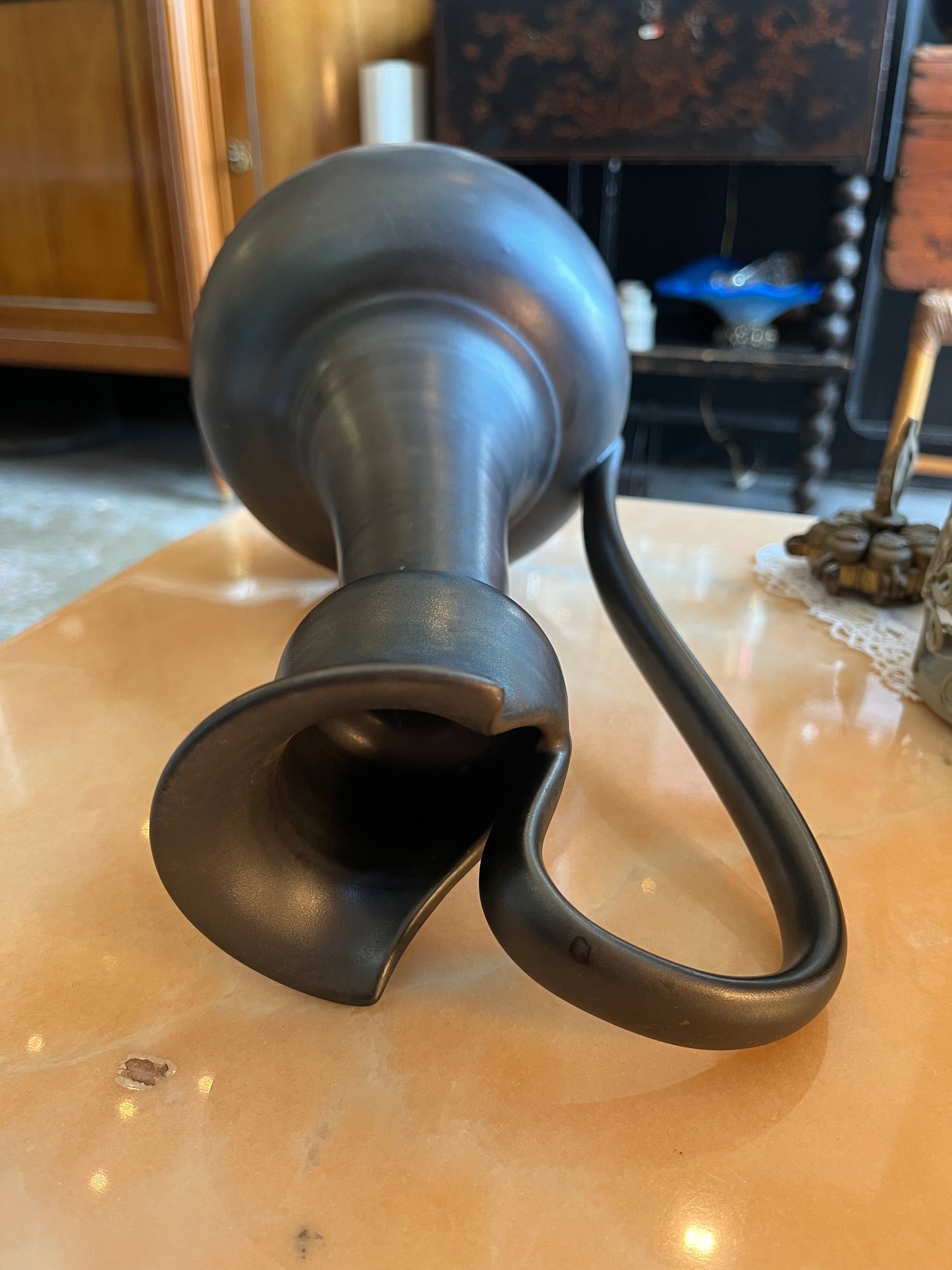 Pichet en céramique noir irisé