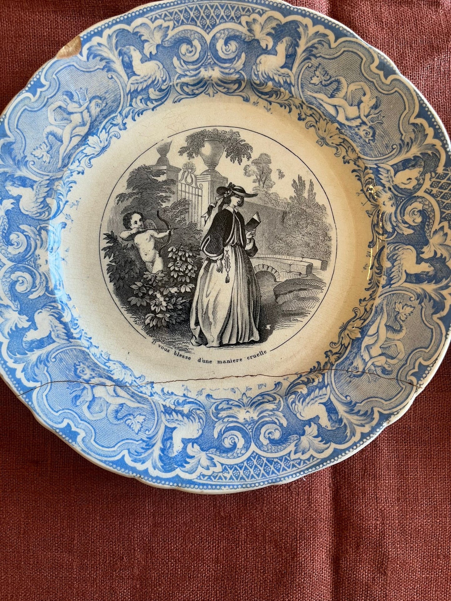 Paire d’assiettes parlantes terre de fer XIXe décor amoureux bleu