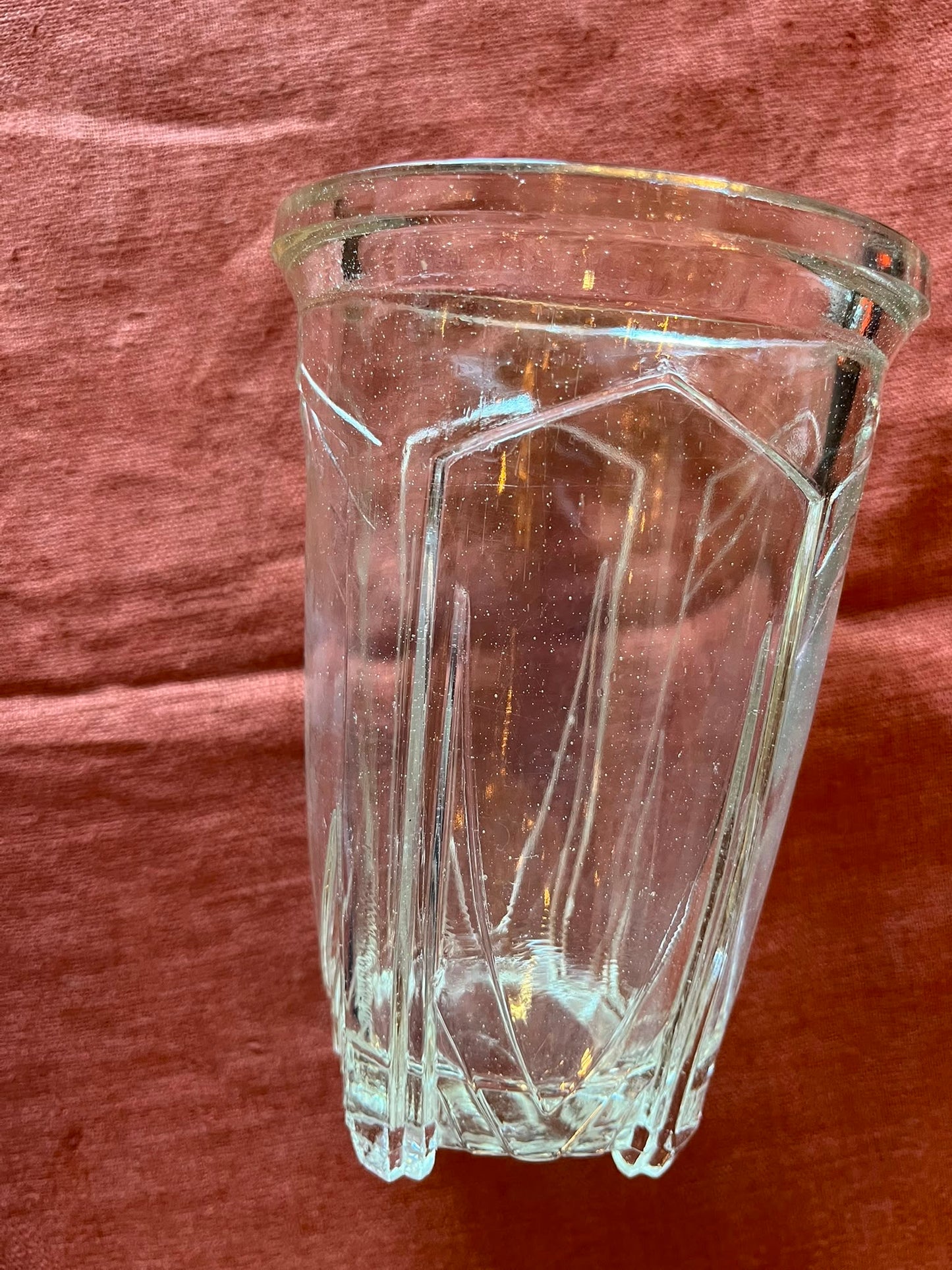 Vase ancien en verre moulé à décor géométrique Art déco