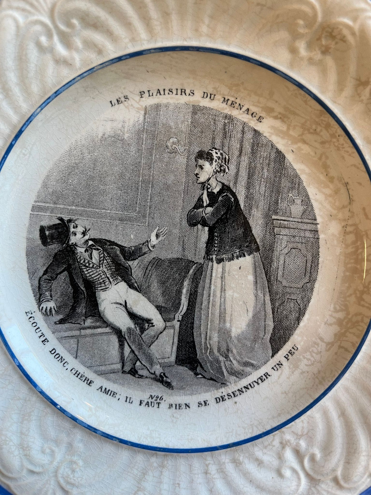 Assiette ancienne terre de fer « Les plaisirs du ménage » scène humoristique XIXe
