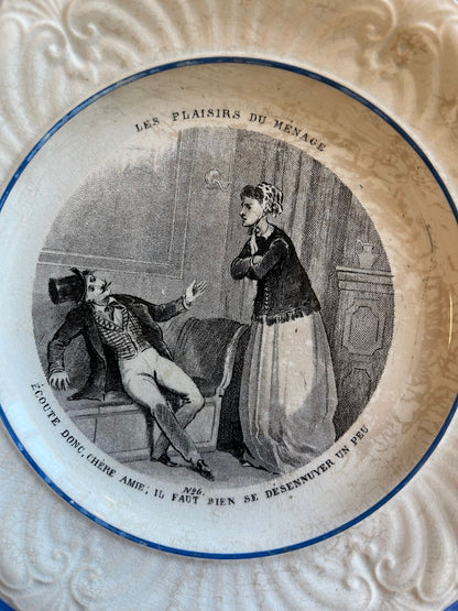 Assiette ancienne terre de fer « Les plaisirs du ménage » scène humoristique XIXe