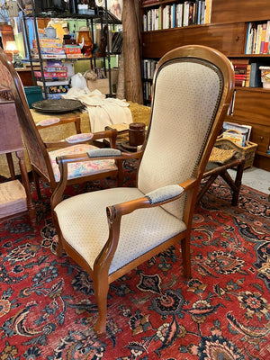 Fauteuil style Louis Philippe bois tissu beige clouté bon état