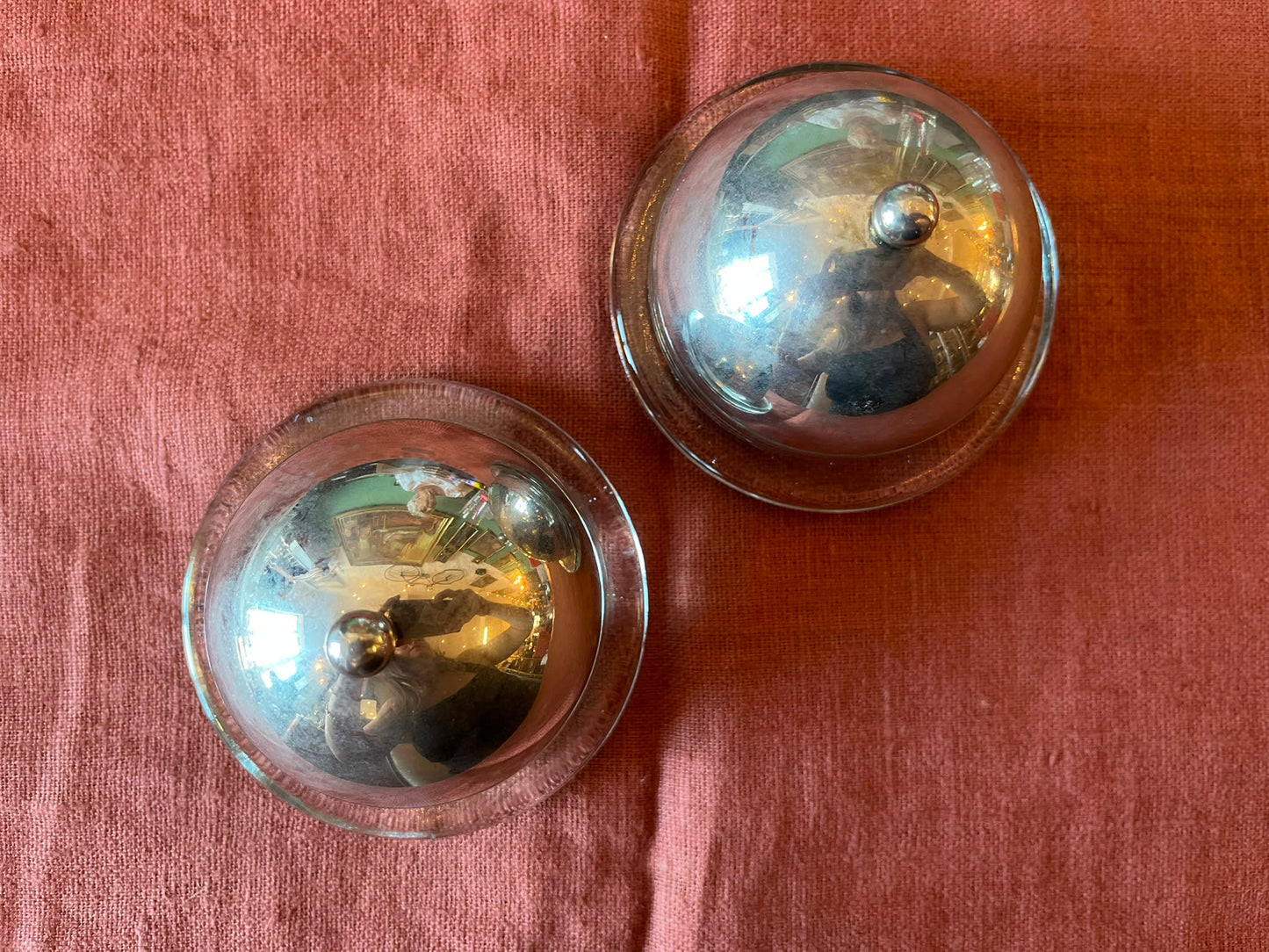 Paire de beurriers individuels Art déco en verre et métal chromé