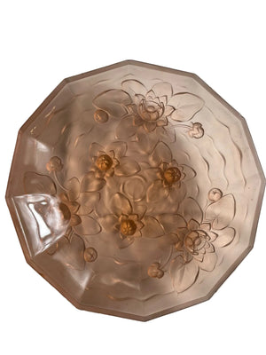Grande coupe Art Déco en verre moulé rose, décor nénuphars / lotus