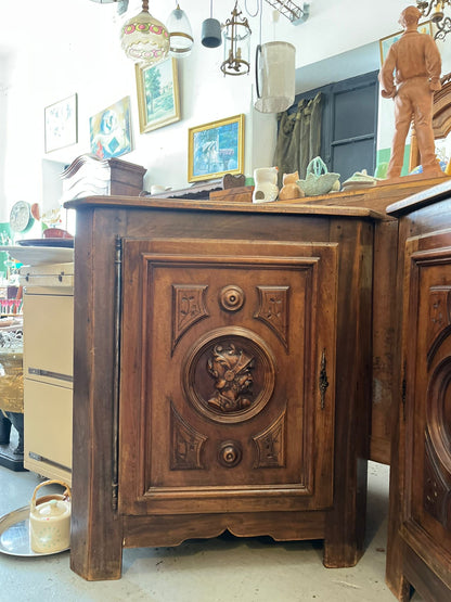 Paire d’encoignures d’angle style Renaissance en bois sculpté à médaillons