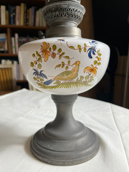 Lampe à pétrole décorative en opaline blanche à décor d’oiseaux, pied en étain