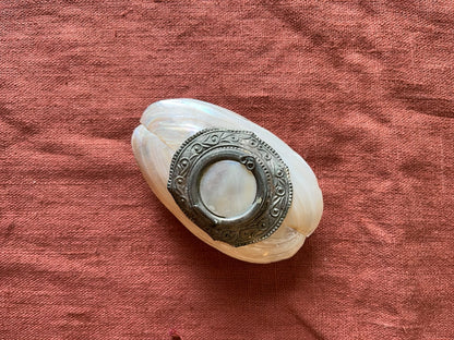 Petite boîte ancienne en nacre à monture métallique décorée
