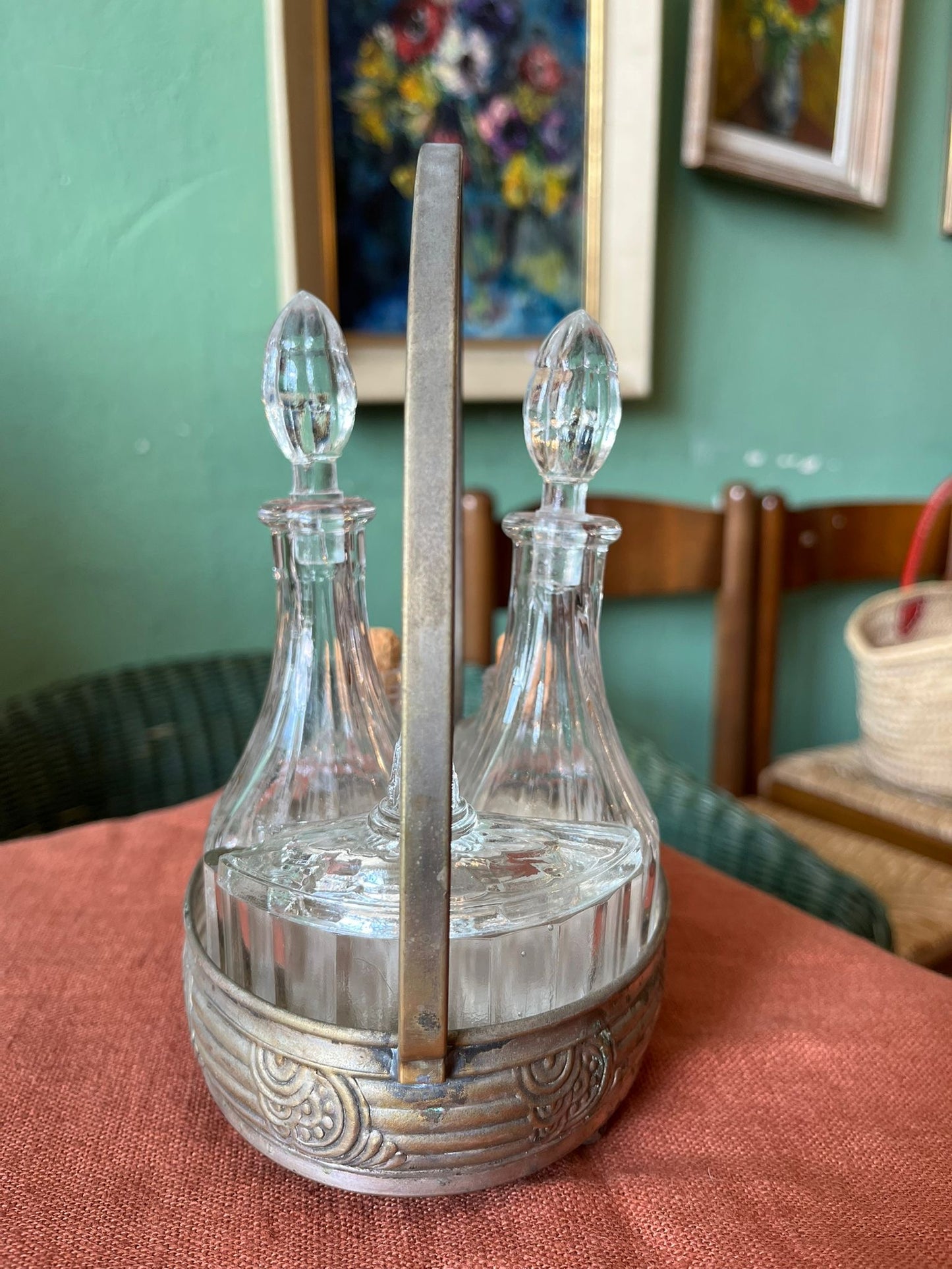 Huilier vinaigrier Art Déco en métal argenté et verrerie moulée