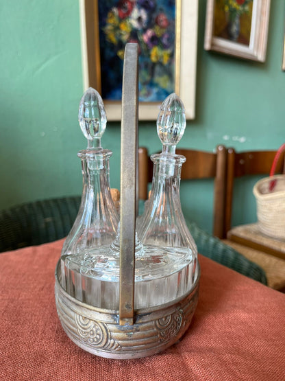 Huilier vinaigrier Art Déco en métal argenté et verrerie moulée