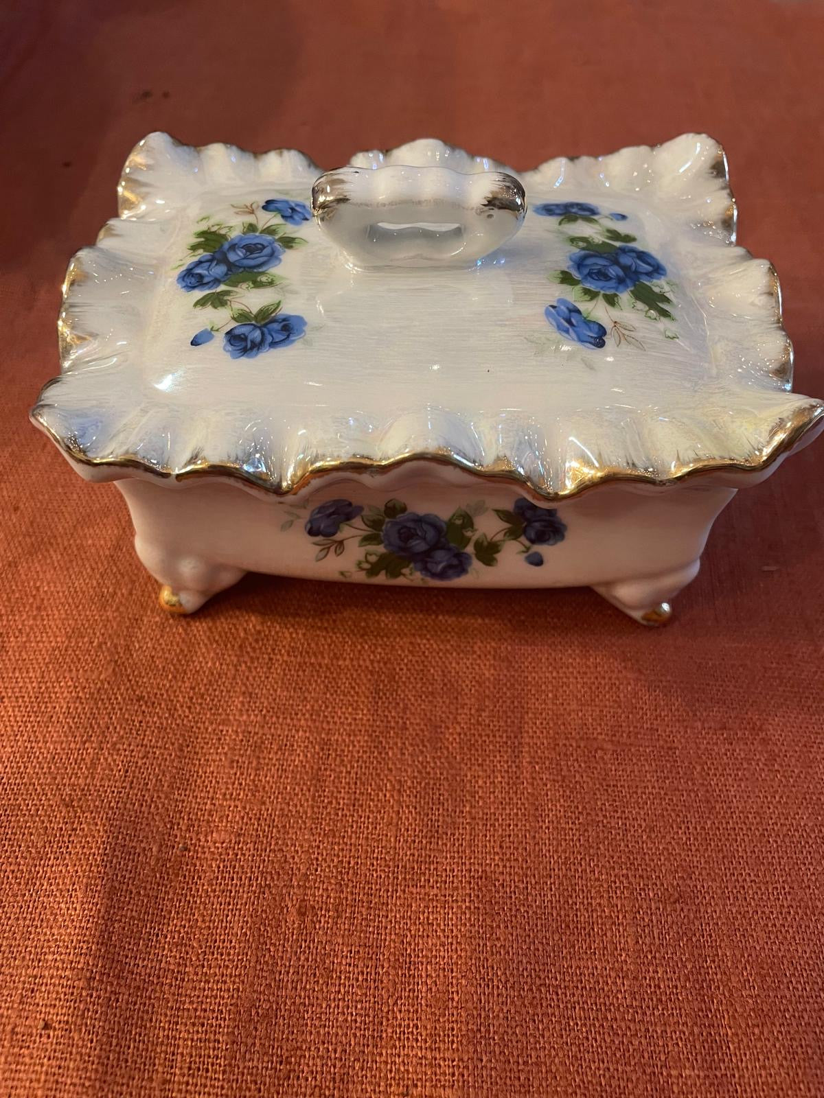 Beurrier couvert en porcelaine décor de roses bleues et dorures