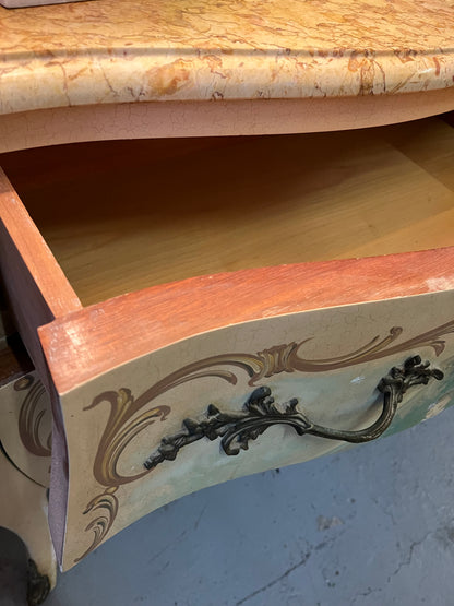 Commode galbée style Louis XV peinte scène romantique, plateau marbre