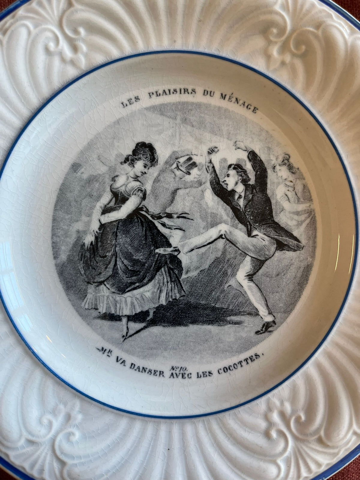 Assiette ancienne terre de fer Creil et Montereau « Les plaisirs du ménage » n°10