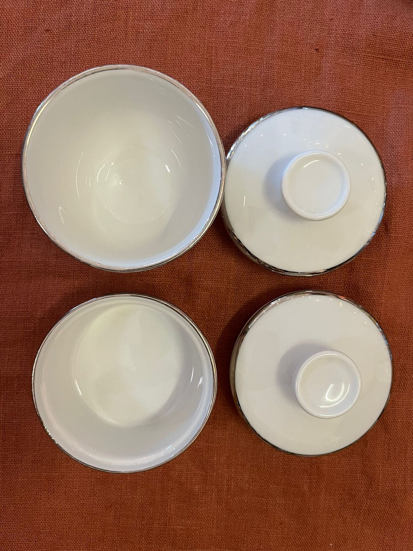 Paire de pots couverts Pillivuyt France porcelaine blanche liseré argent