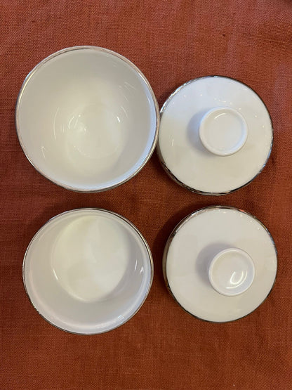 Paire de pots couverts Pillivuyt France porcelaine blanche liseré argent