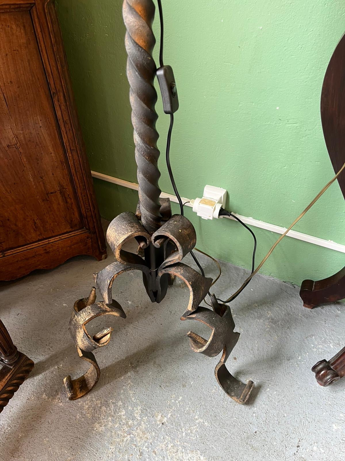 Candélabre électrifié en fer forgé ancien 4 feux style gothique médiéval
