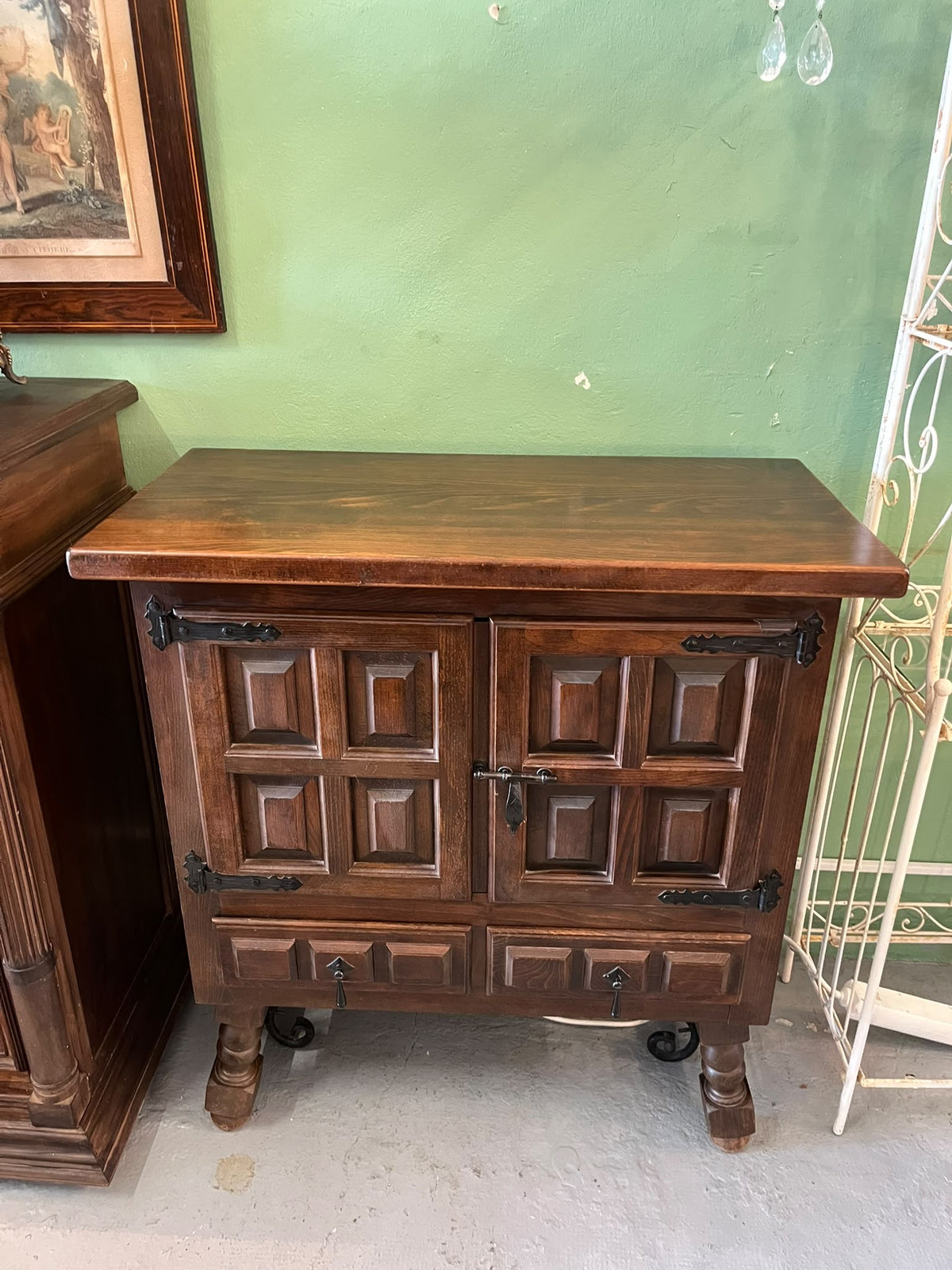 Petit buffet rustique en bois massif à deux portes