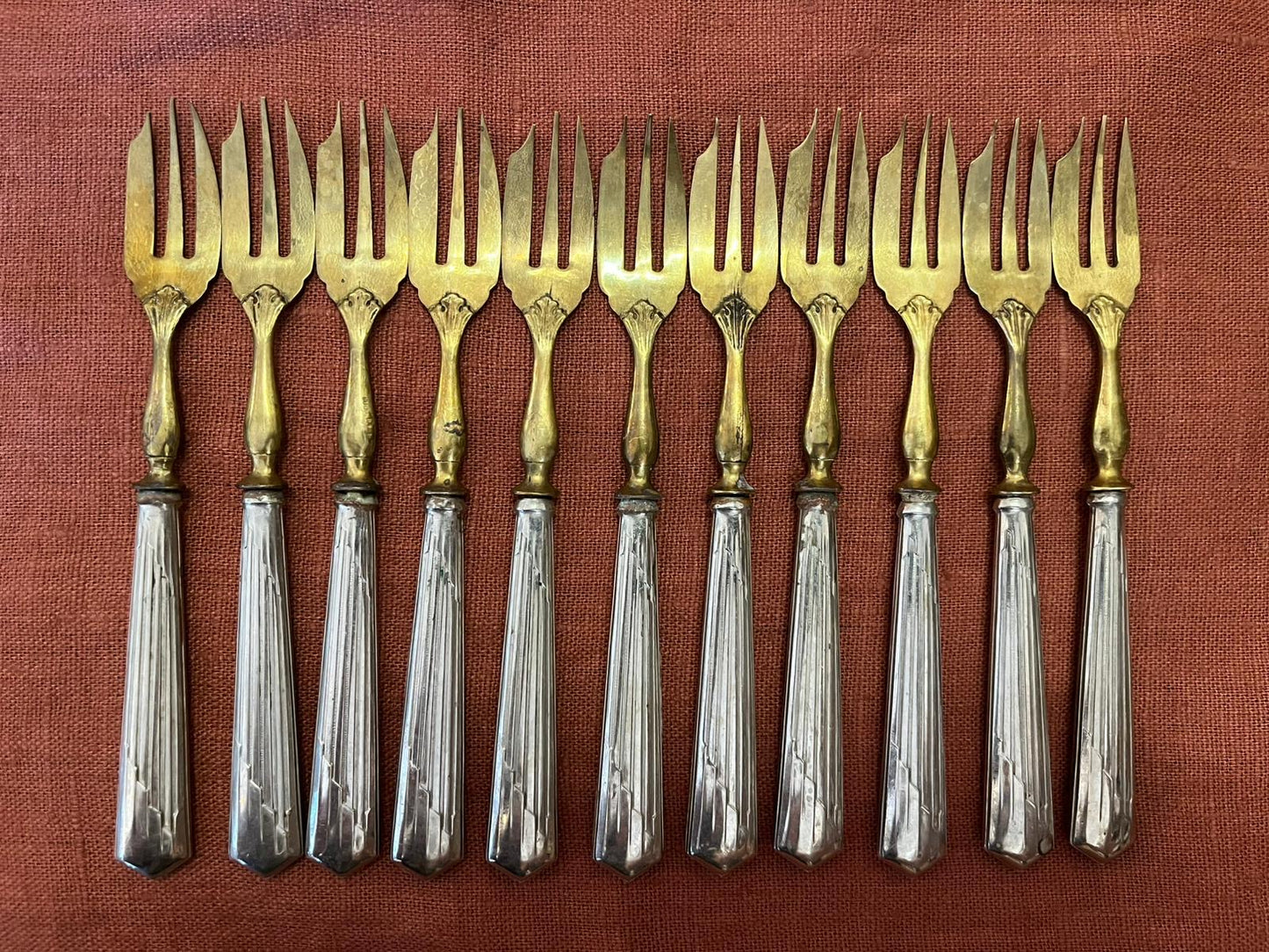 Lot de 11 fourchettes à gâteau Art Déco métal argenté doré vintage