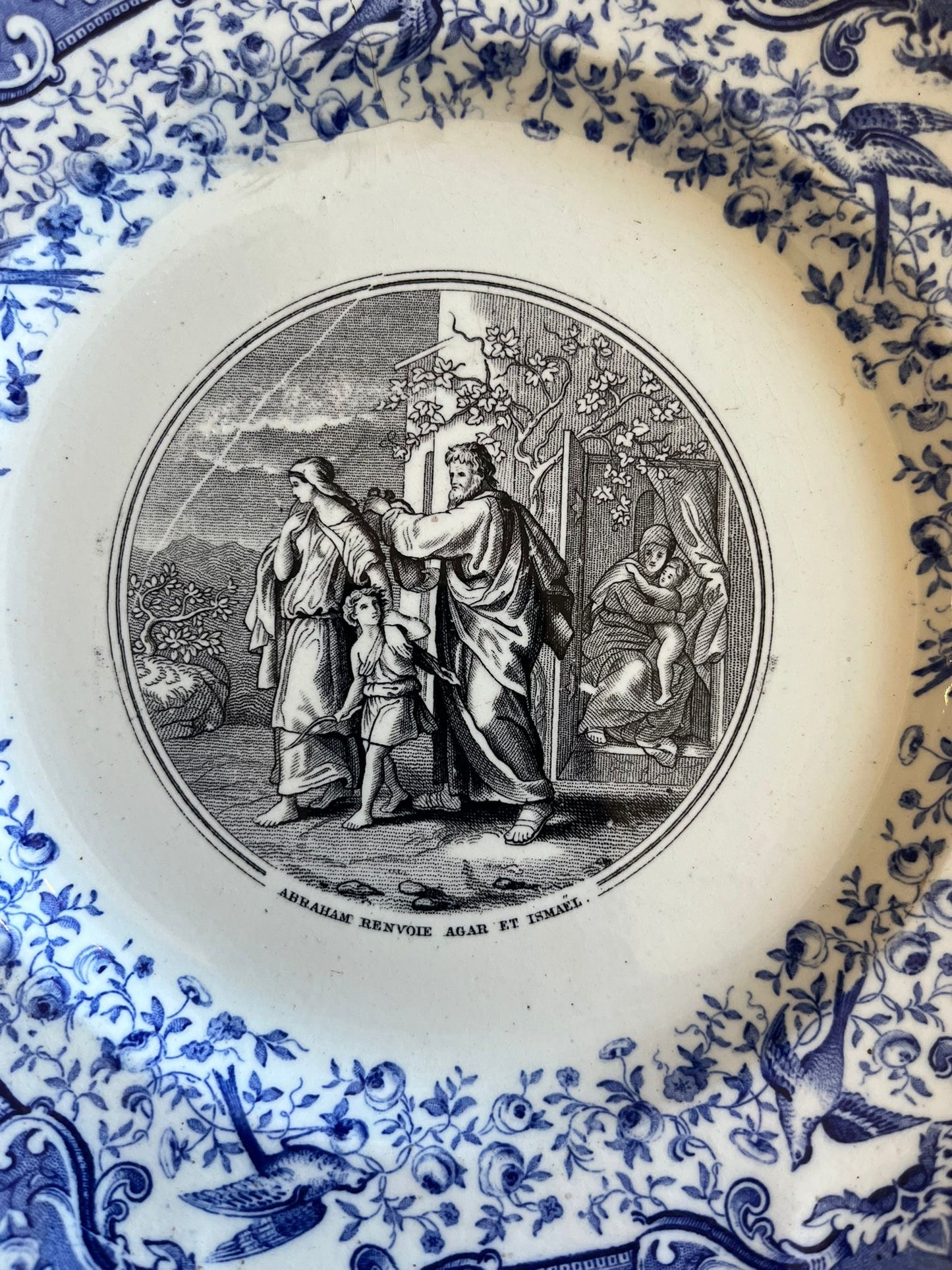 Assiette ancienne terre de fer Bordeaux décor biblique Abraham Agar Ismaël