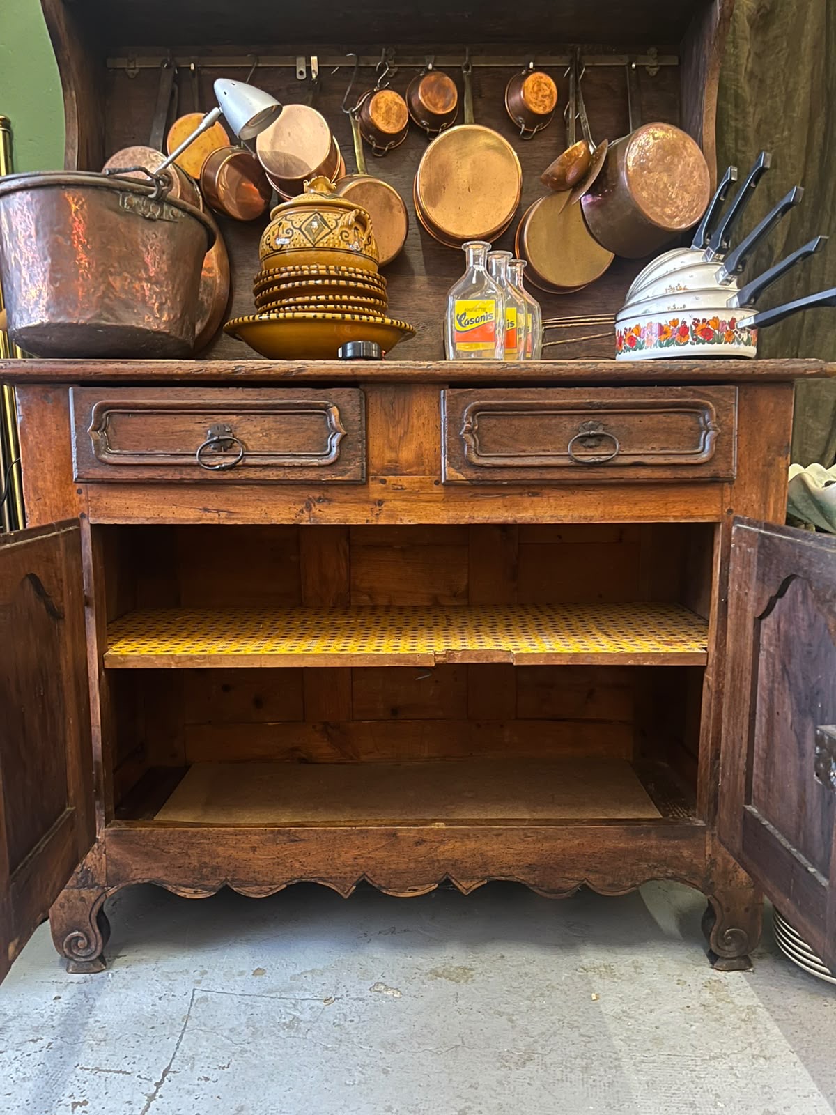 Buffet vaisselier rustique en chêne massif avec étagère porte-cuivres