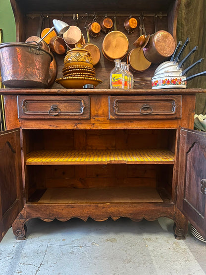 Buffet vaisselier rustique en chêne massif avec étagère porte-cuivres