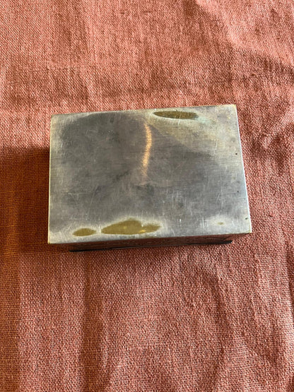 Boîte à bijoux ancienne en métal argenté gravé « Une fête au village »