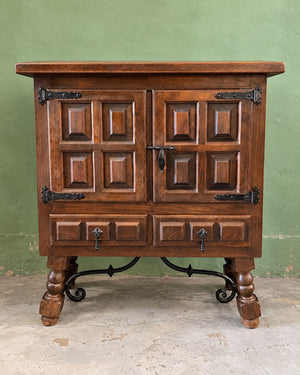 Petit buffet rustique en bois massif à deux portes