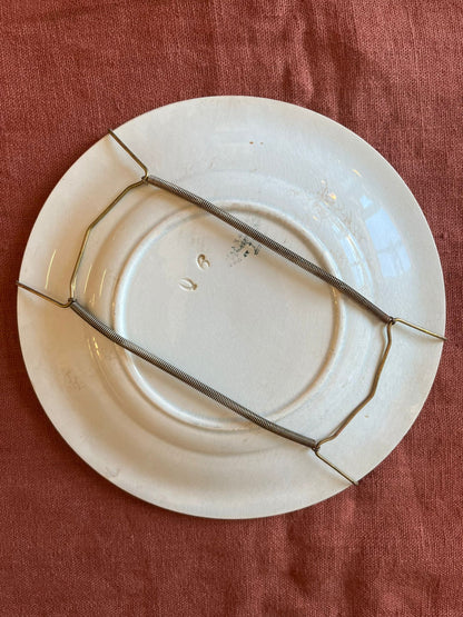 Assiette ancienne terre de fer « Les plaisirs du ménage » scène humoristique XIXe