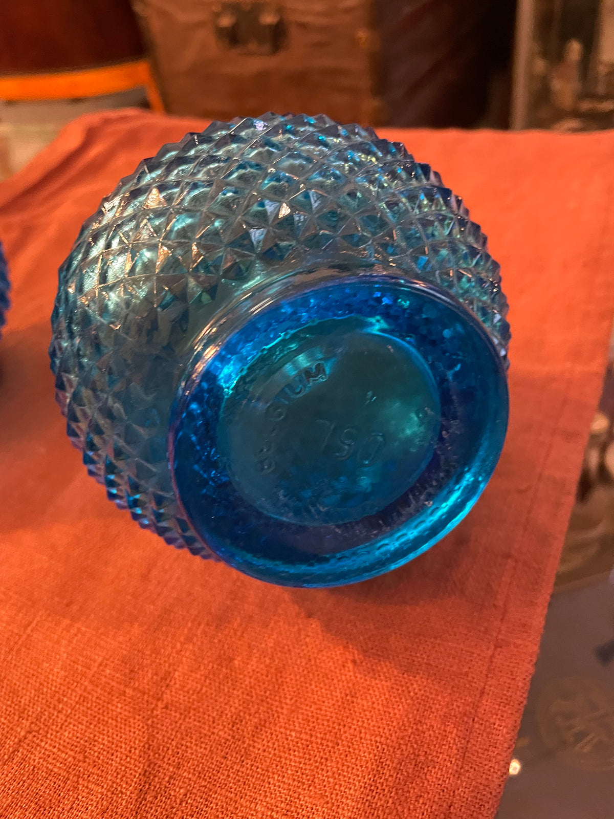 Paire de carafes vintage en verre bleu – Made in Belgium – années 1960/70