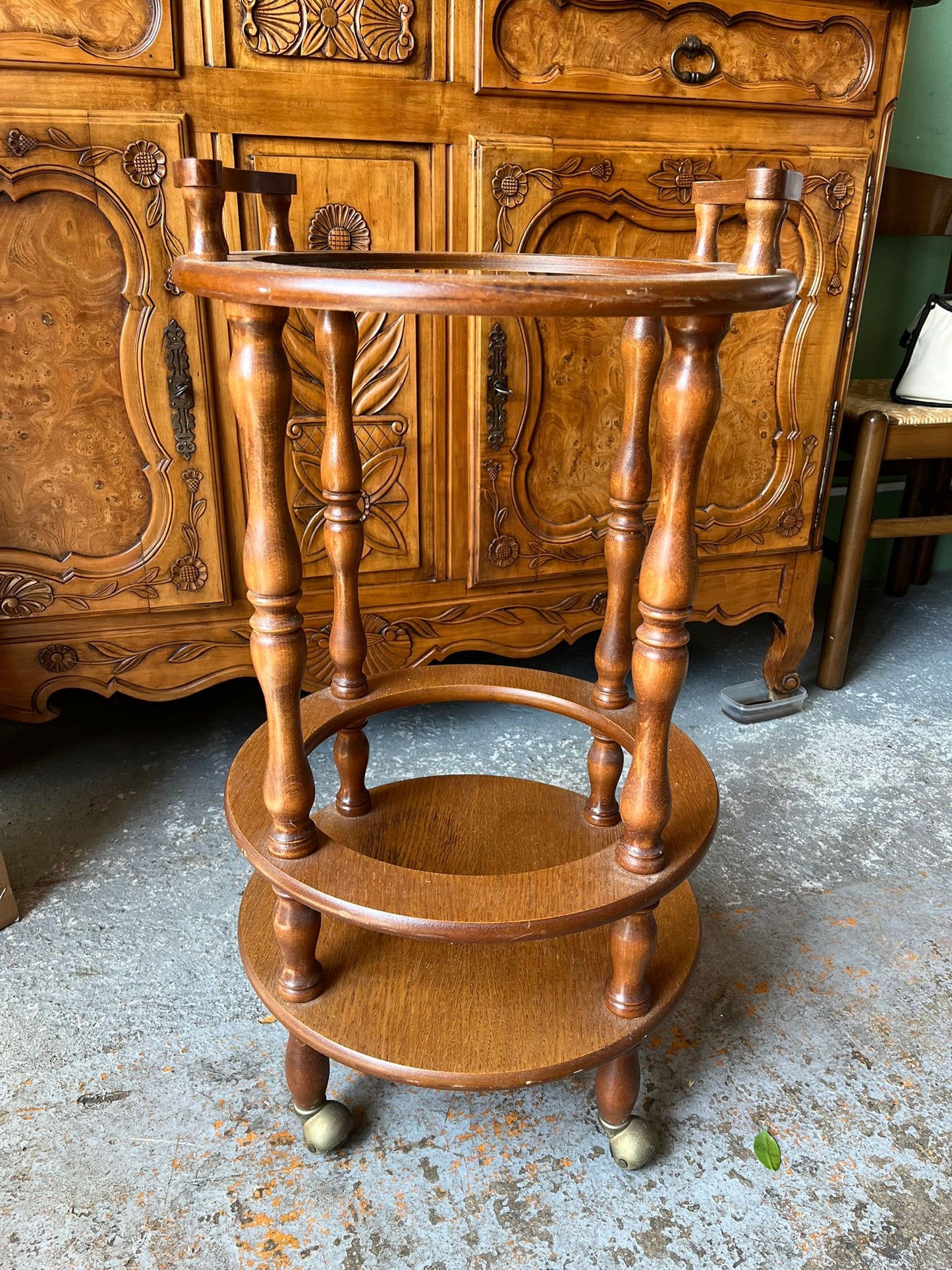 Desserte roulante ronde en bois avec plateau en verre