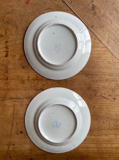 Paire de petites assiettes en porcelaine à décor bleu cobalt et blanc avec rehauts doré