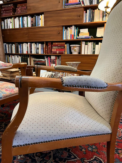 Fauteuil style Louis Philippe bois tissu beige clouté bon état