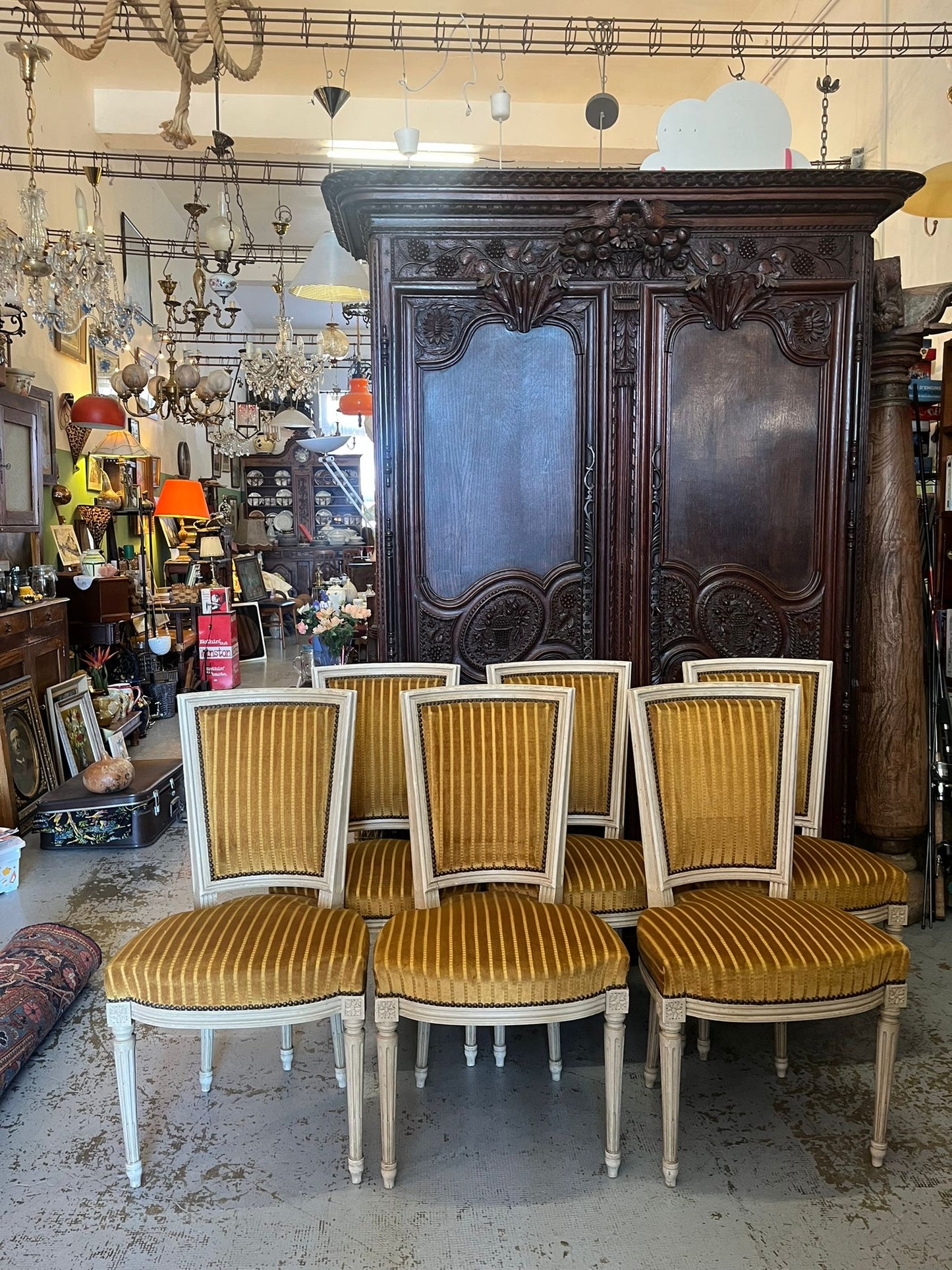 Suite de 6 chaises style Louis XVI en bois rechampi et velours rayé moutarde