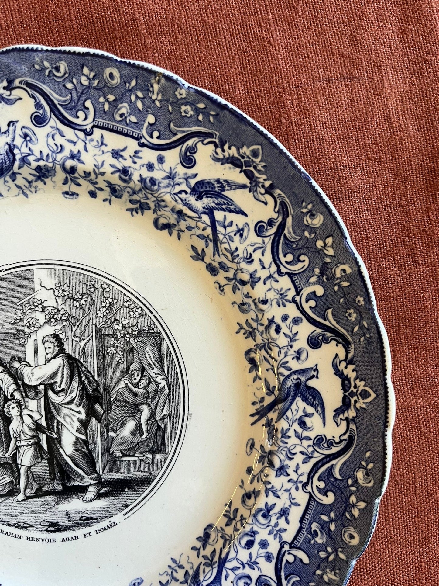 Assiette ancienne terre de fer Bordeaux décor biblique Abraham Agar Ismaël