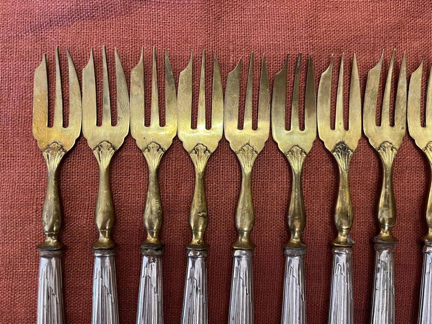 Lot de 11 fourchettes à gâteau Art Déco métal argenté doré vintage