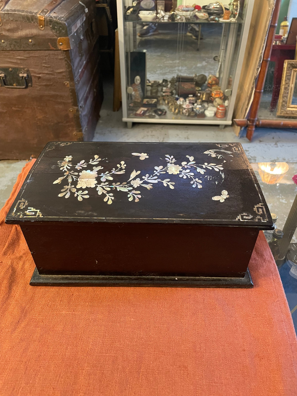 Coffret asiatique ancien en bois laqué noir incrusté de nacre – décor floral