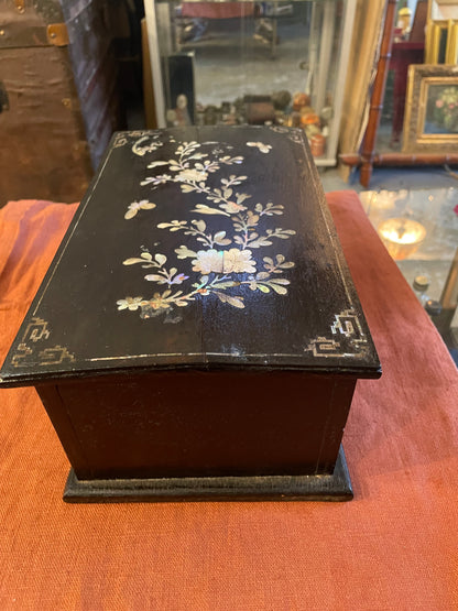 Coffret asiatique ancien en bois laqué noir incrusté de nacre – décor floral