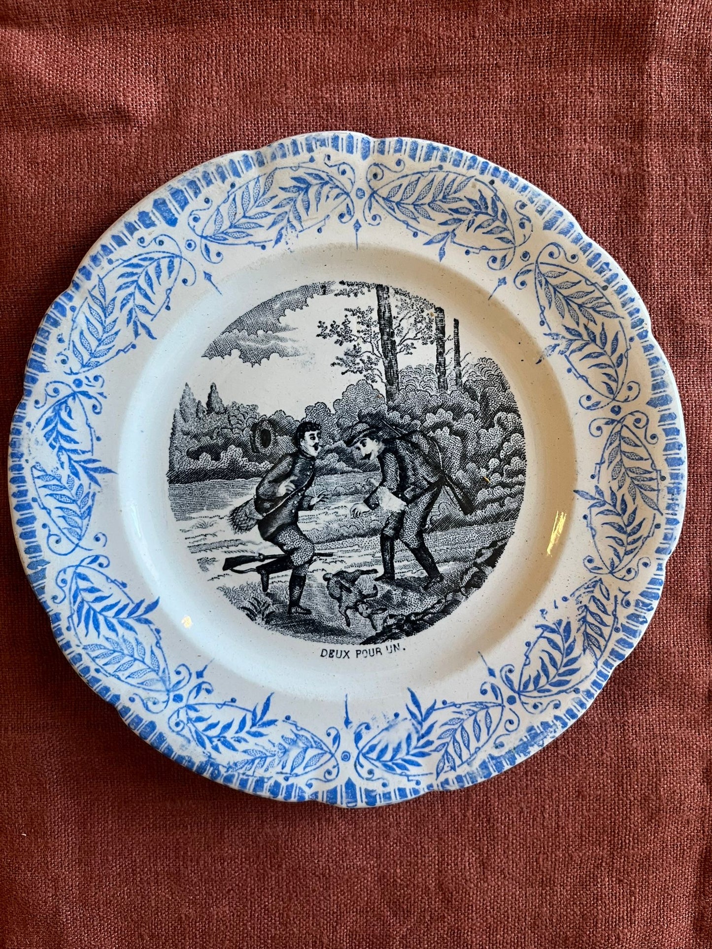 Lot de 6 assiettes anciennes terre de fer Saint-Amand « Comique » scènes de chasse