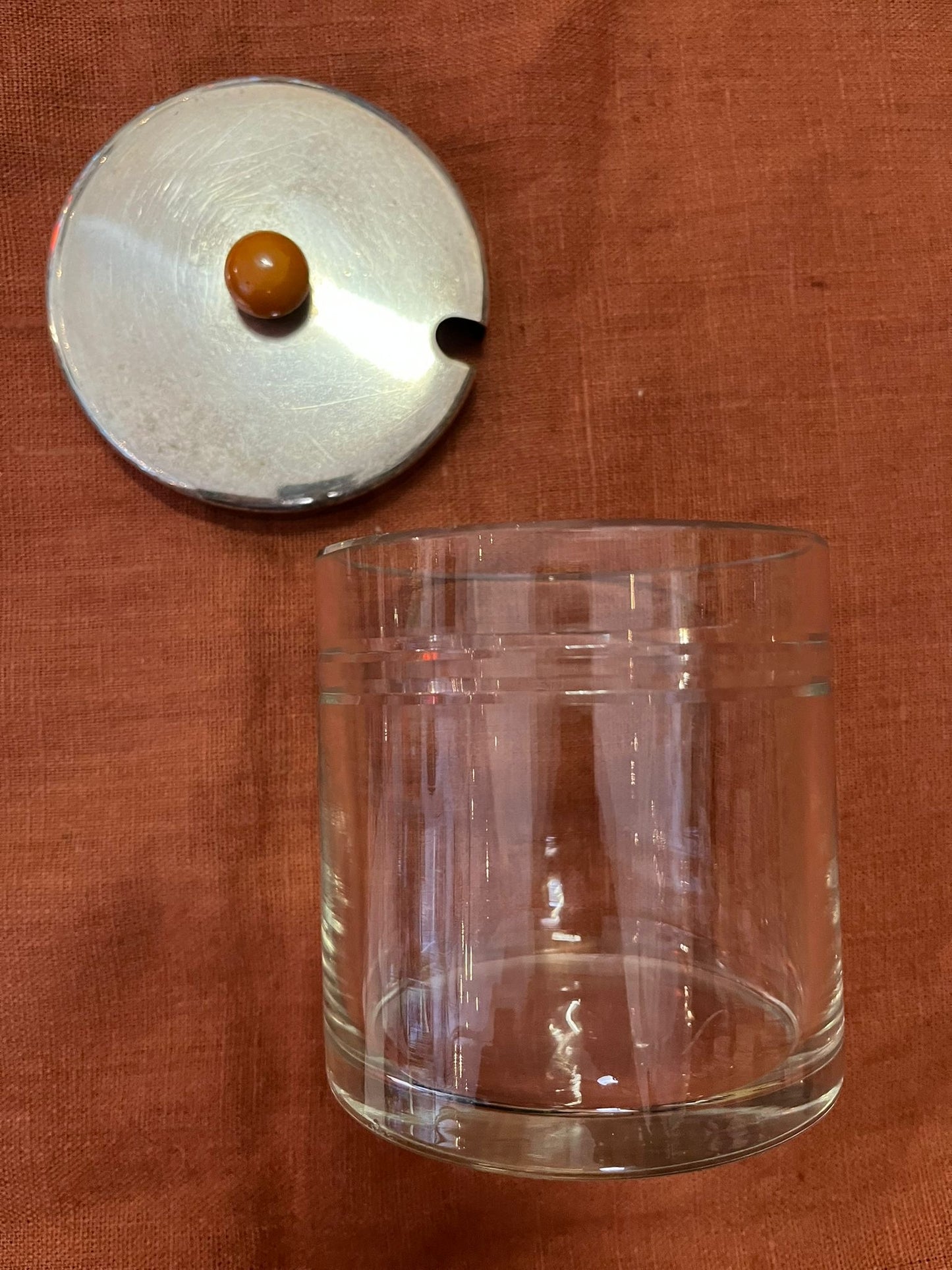 Pot Art Déco en verre avec couvercle métal chromé et bouton bakélite ambré vintage