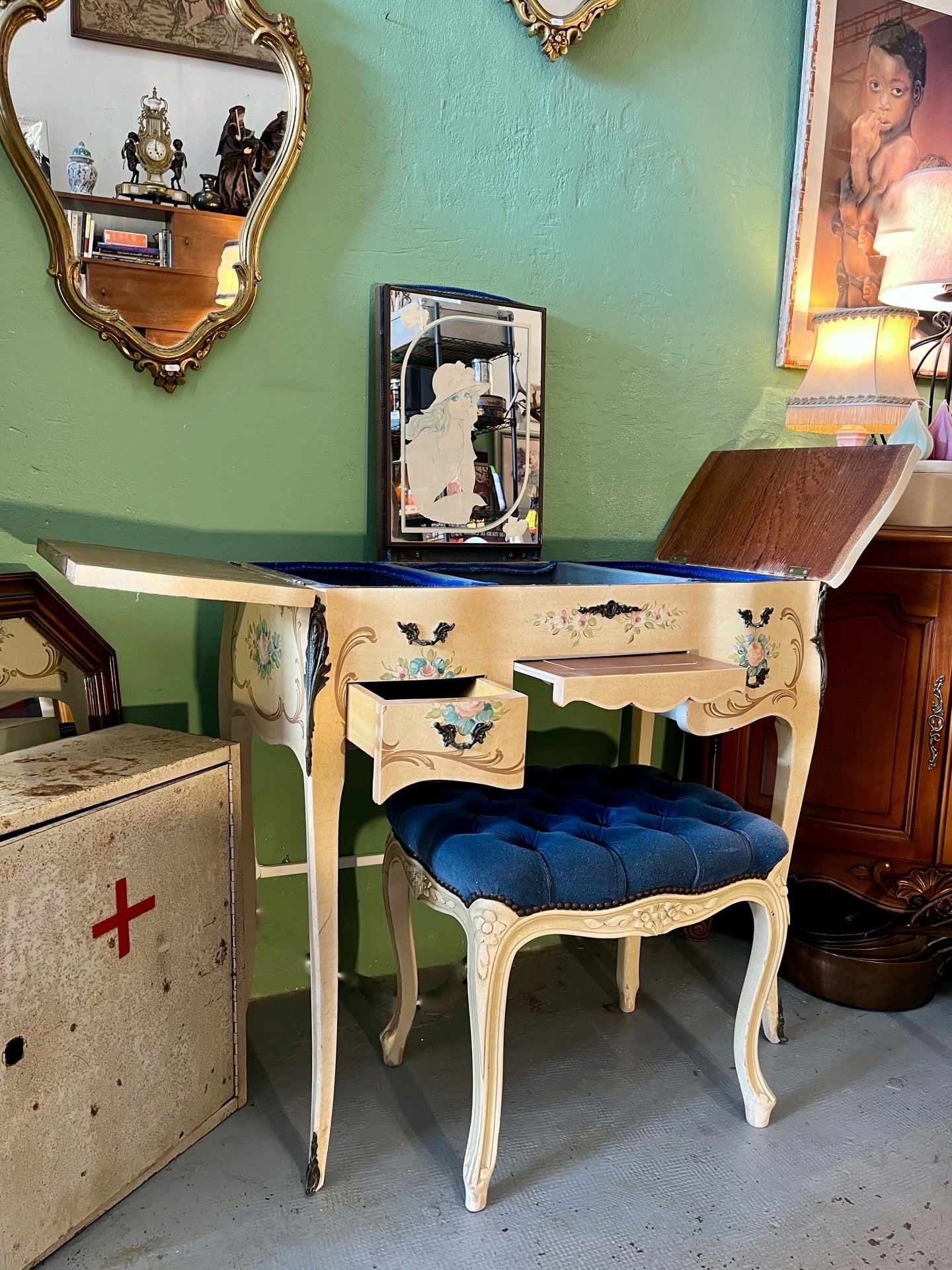 Coiffeuse style Louis XV peinte avec miroir et tabouret, XXe siècle
