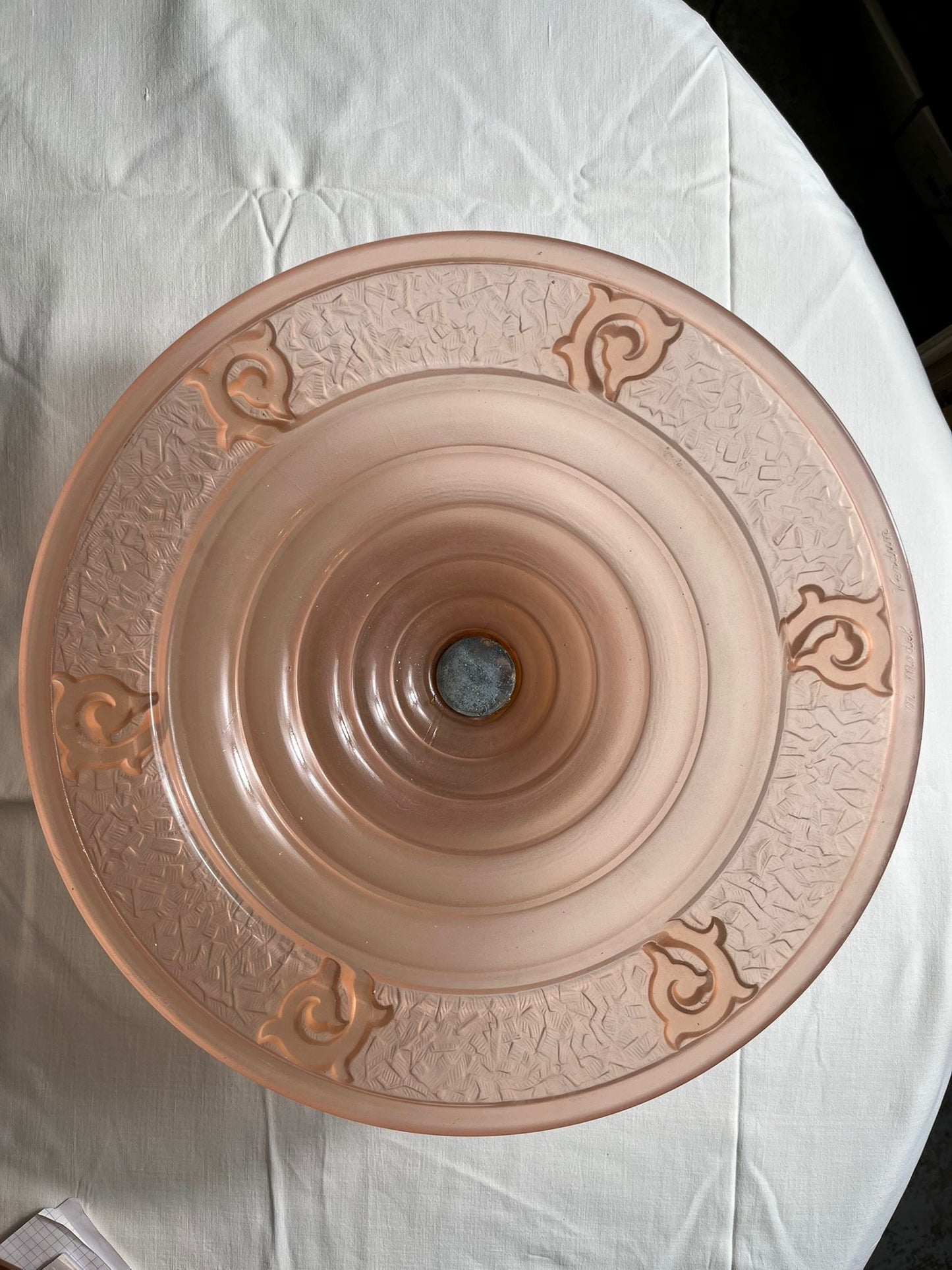 Coupe sur pied Art déco en verre satiné rose – Modèle Verdun – 35 cm