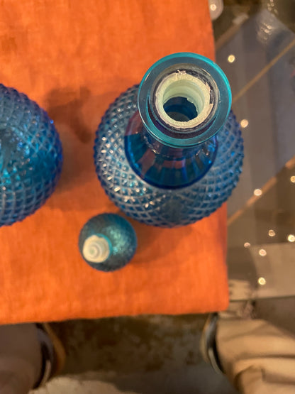 Paire de carafes vintage en verre bleu – Made in Belgium – années 1960/70