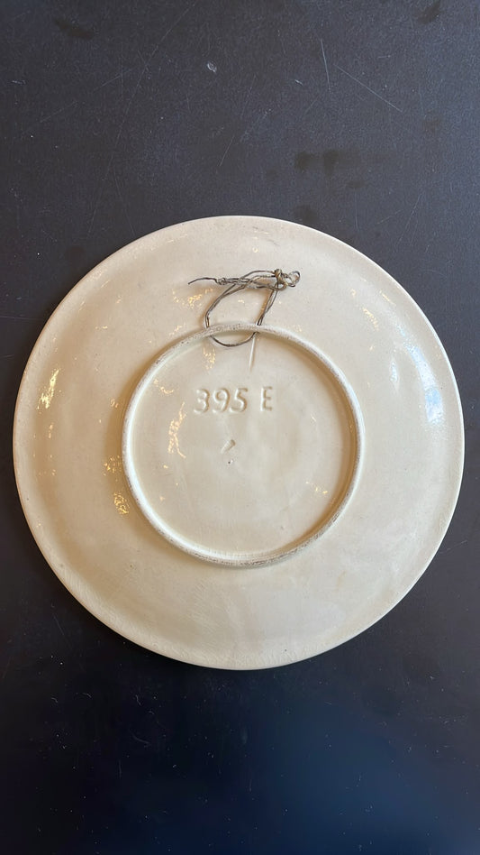 assiette murale souvenir Luxembourg en faïence émaillée décor en relief