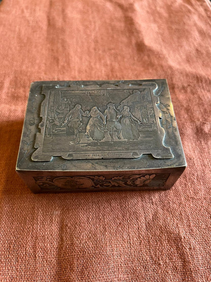 Boîte à bijoux ancienne en métal argenté gravé « Une fête au village »