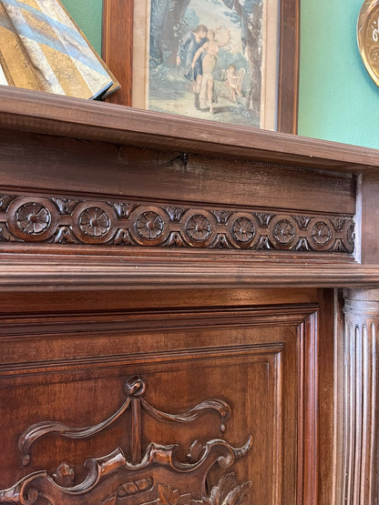 Meuble d’appoint ancien en noyer sculpté – fin XIXe siècle