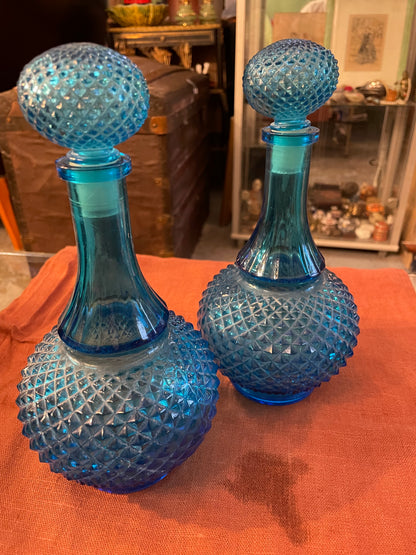 Paire de carafes vintage en verre bleu – Made in Belgium – années 1960/70