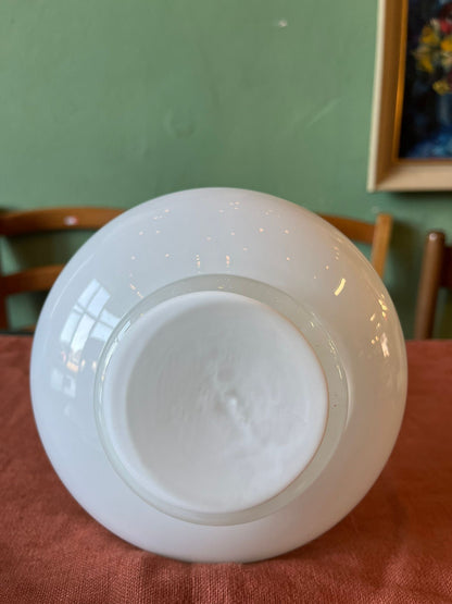 Vase aiguière en verre opalin blanc et anse transparente